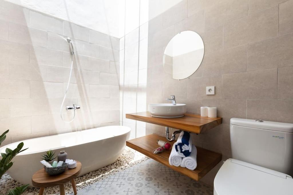 The R Villa Kaba - Incl. Motorbikes Seminyak  Exterior photo